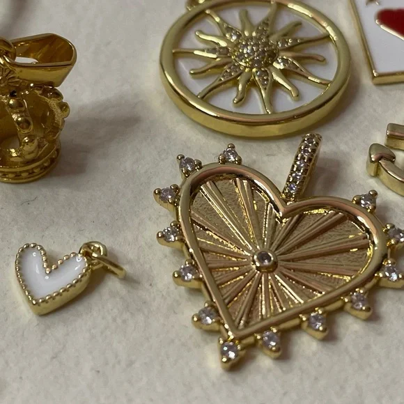 Sacred Heart Necklace, 18k Gold - Picture 7 of 9